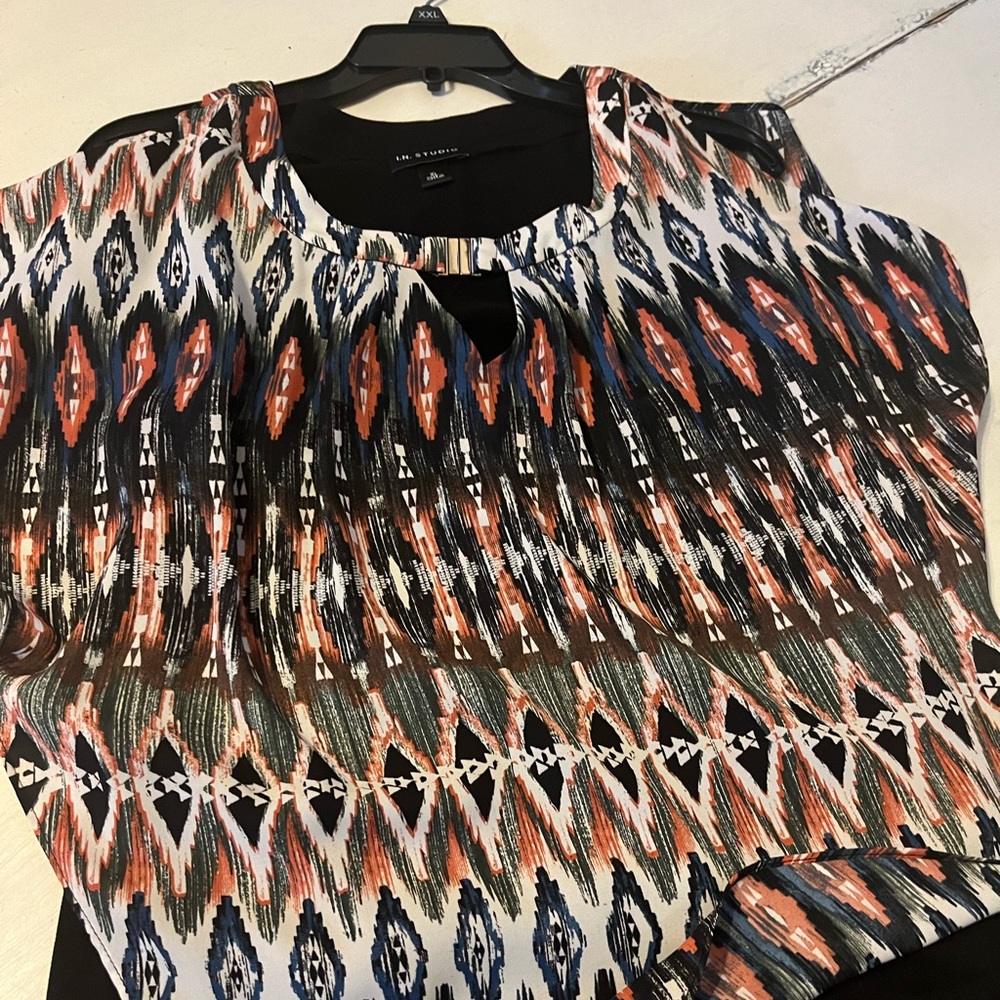 Women’s Dressy Blouse XL. Pretty Colors .Gold buckle at top..